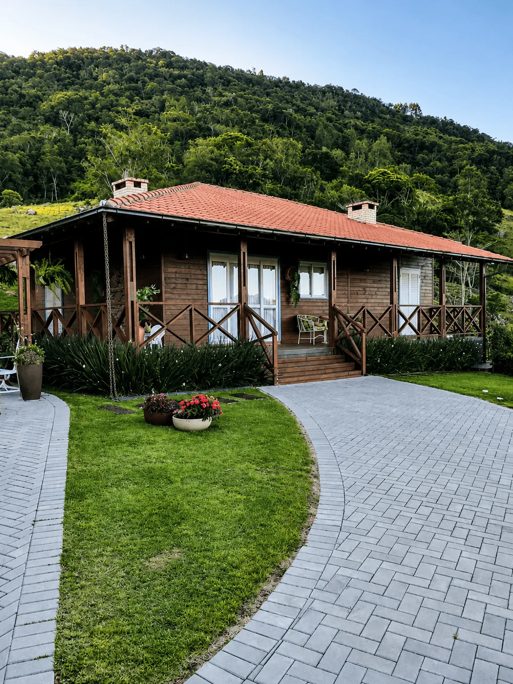 Casa de madeira Castello térrea com telhado de telhas e varanda