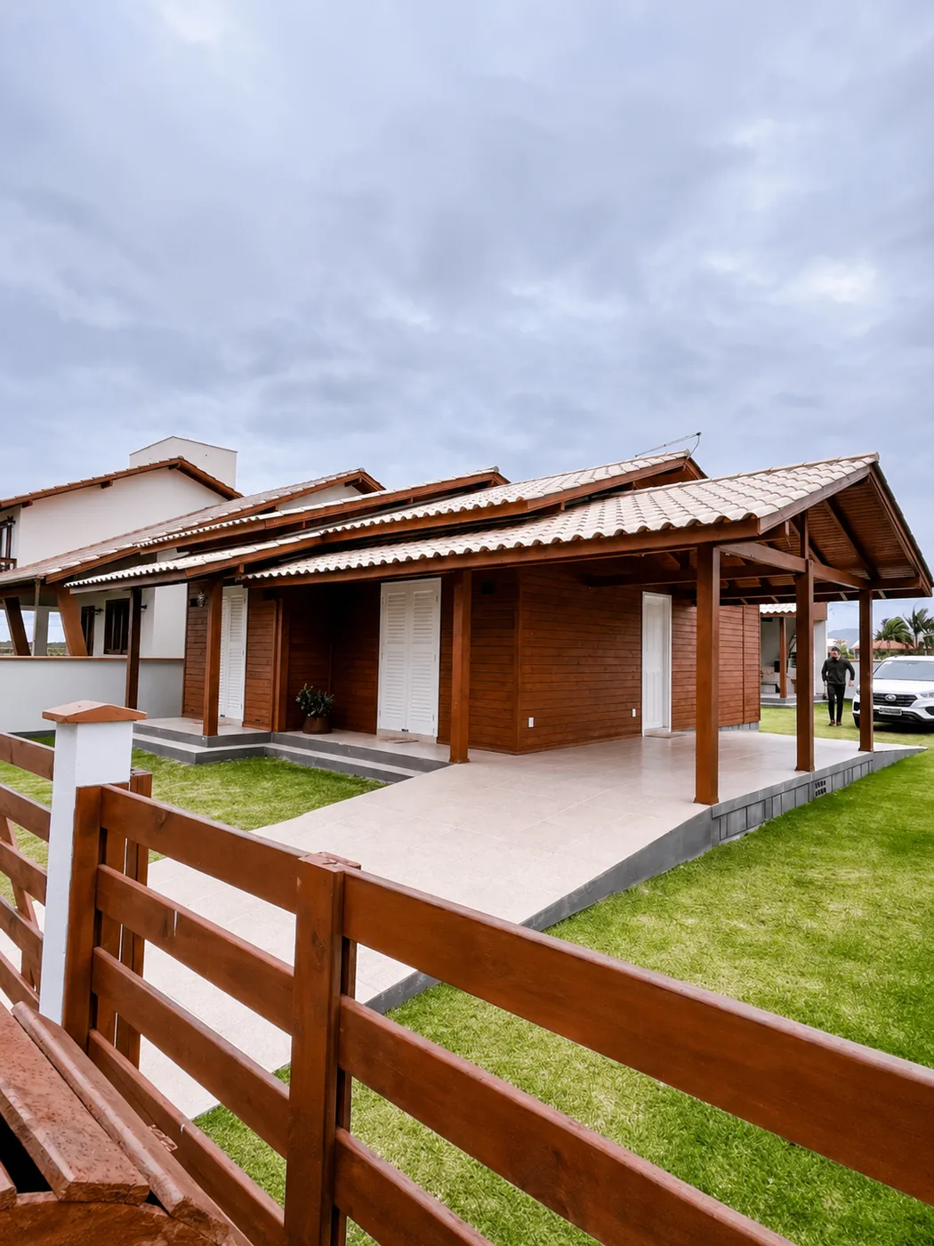 Casa de madeira Castello térrea com varanda ampla e garagem coberta